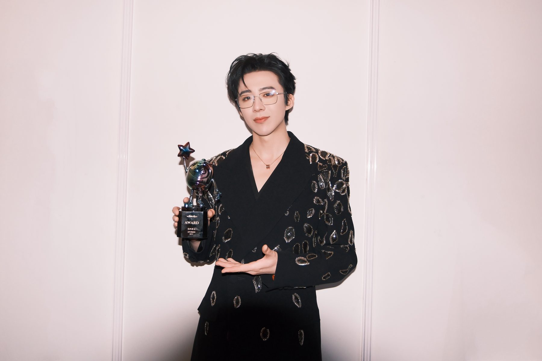 Liu Yuning holding an award trophy at an awards ceremony